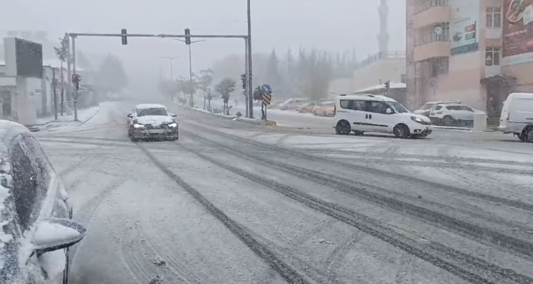 Malatya Kayseri kara yolu kar yağışı nedeni ile kapandı