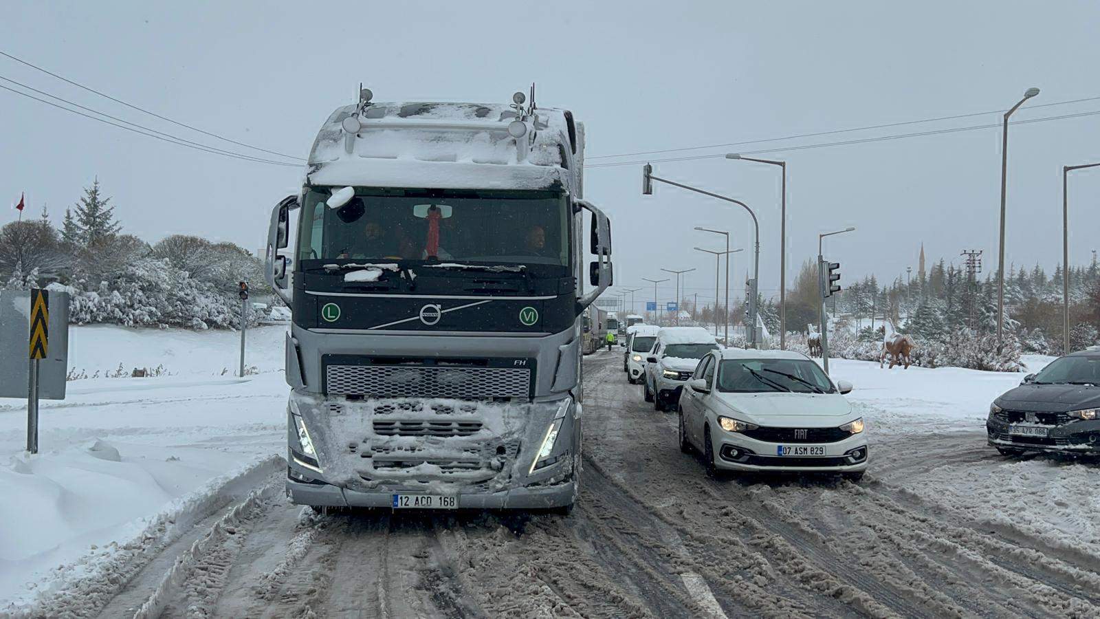 Nevşehir Aksaray kara yolu kar nedeniyle ulaşıma kapandı