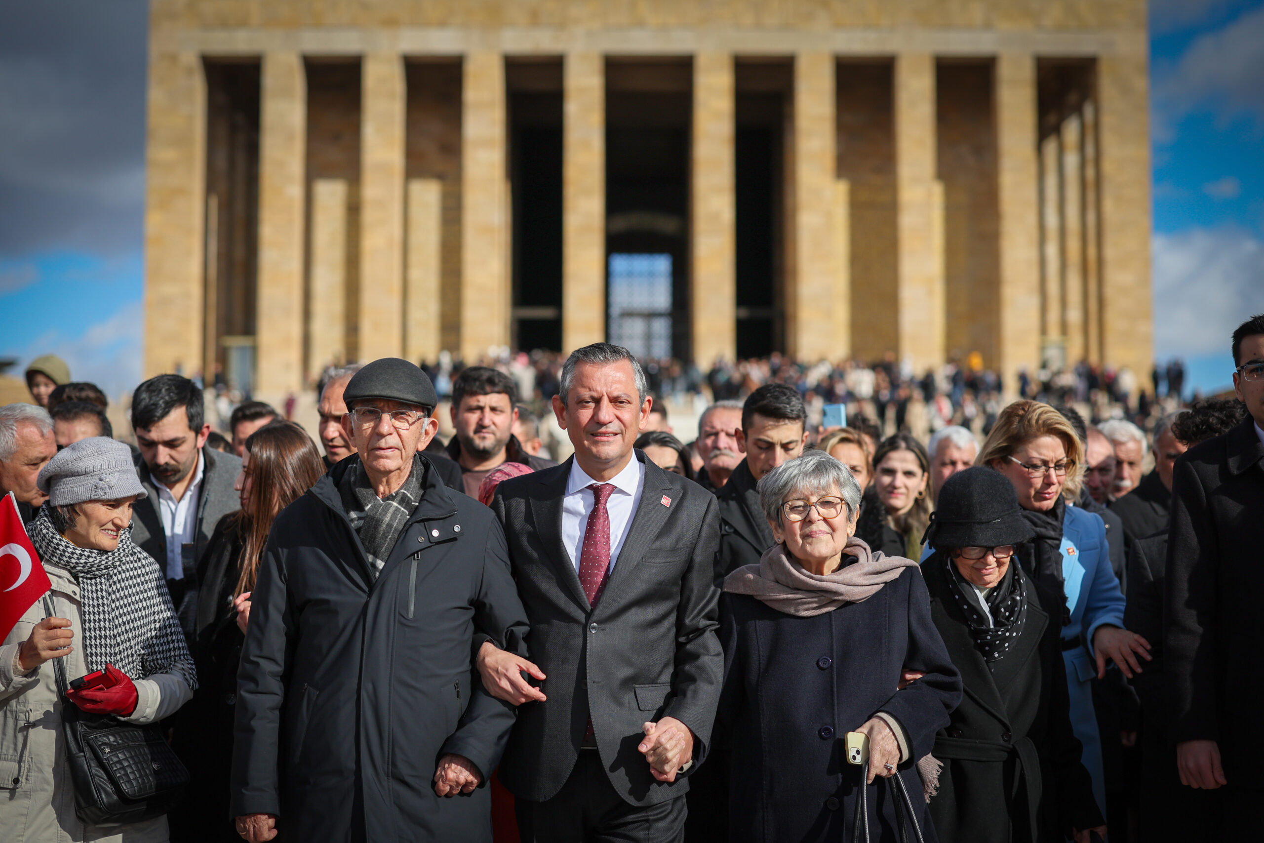 Özgür Özel, öğretmenlerle birlikte Anıtkabir'i ziyaret etti