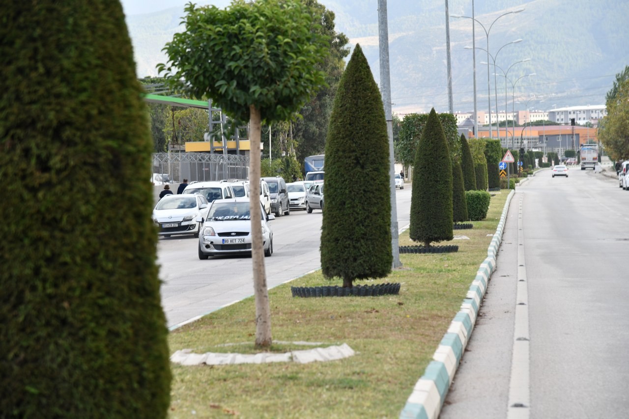 thumbnail GELECEGE NEFES YESILE TOPRAKLA CAN VEREN “SOKAK KUAFORLERI” OSMANIYE’YI SUSLUYOR (9)