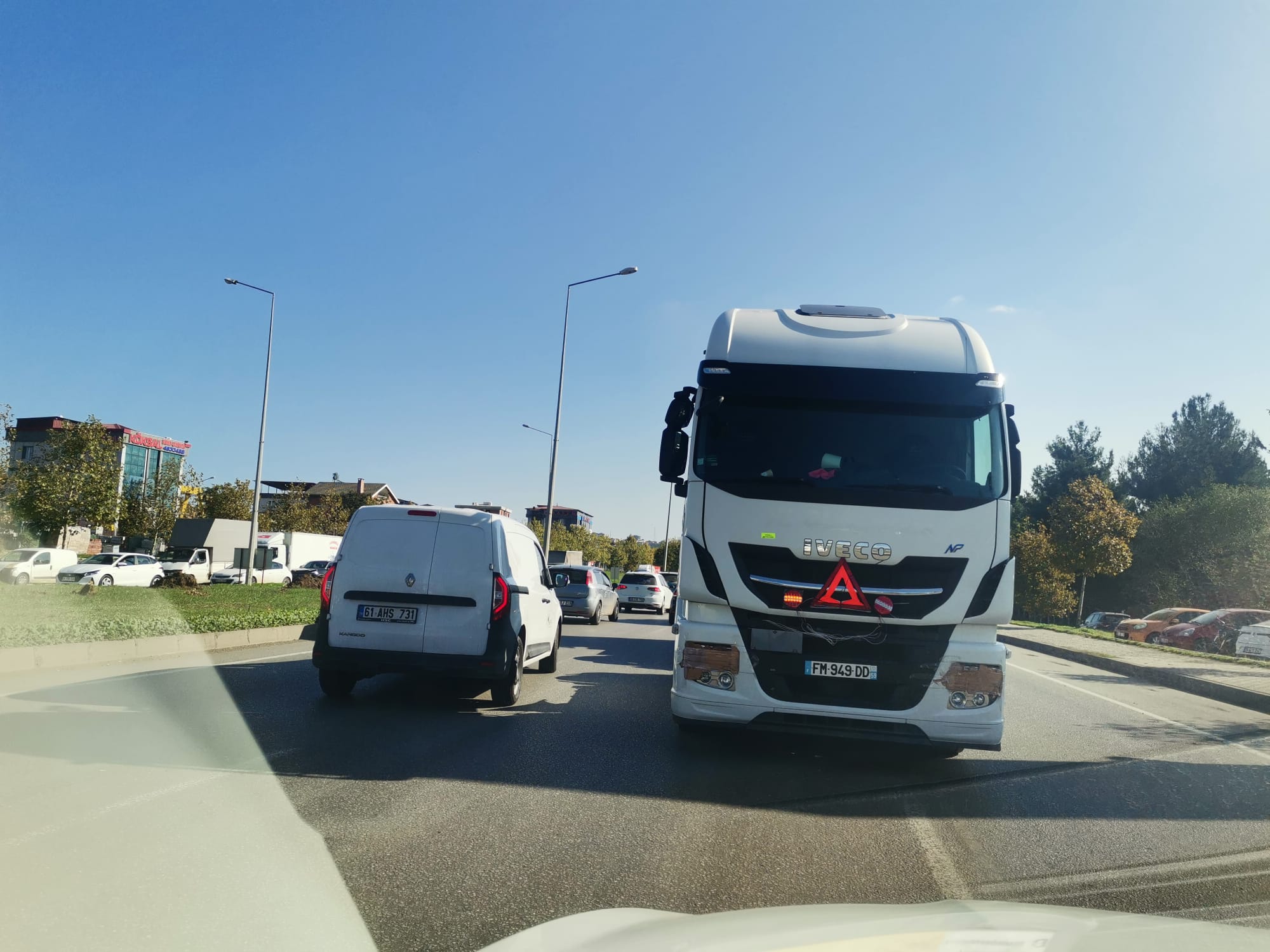 TIR’ların ters yönde gittiğini sanan sürücüler tedirginlik yaşadı