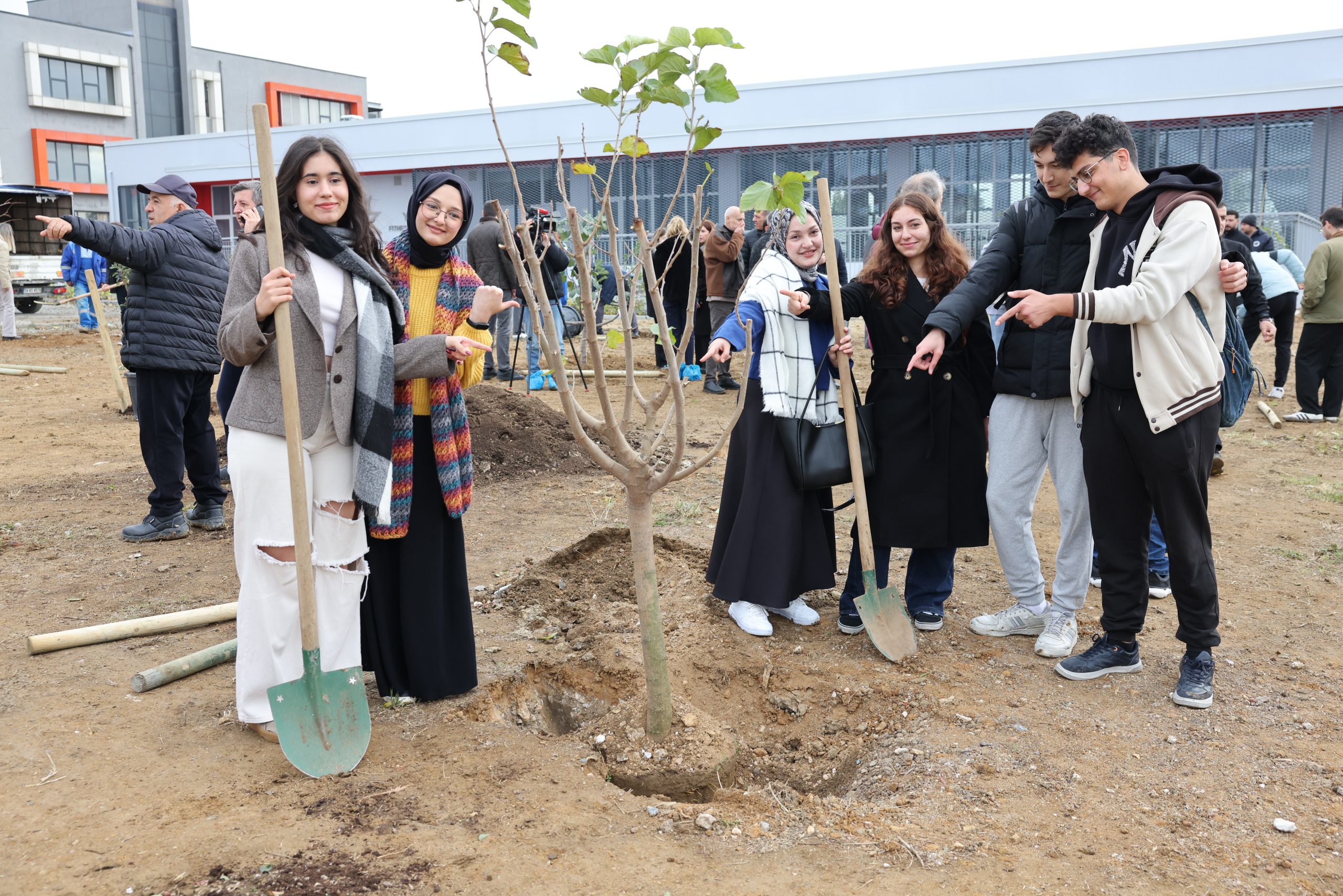 YTÜ’nün kuruluş yılına ithafen Davutpaşa Kampüsü'ne 113 ağaç dikildi