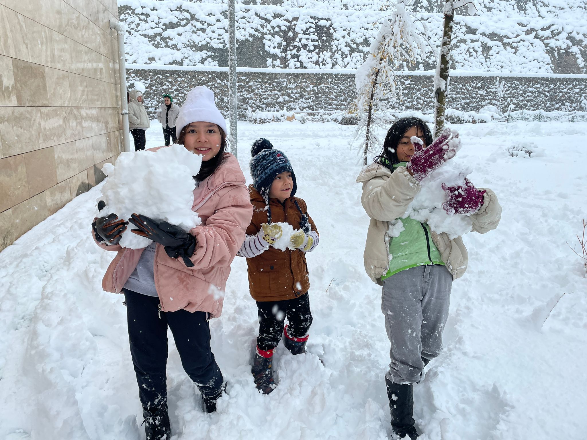 Yusufeli'nin yeni yerleşim yerinde ilk kar heyecanı