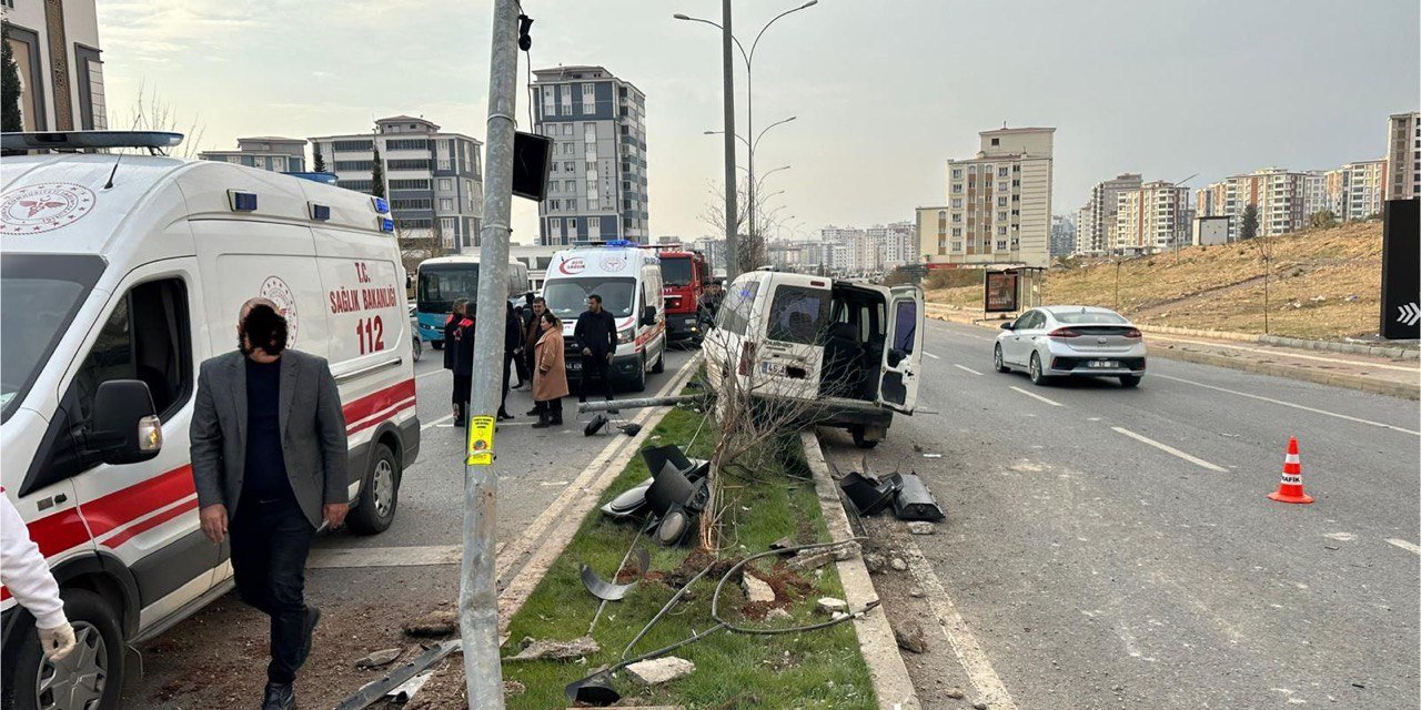 Kahramanmaraş’ta hafif ticari araç aydınlatma direğine çarptı: 1 yaralı 3 25879