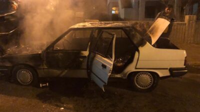 Kahramanmaraş’ın Afşin ilçesinde otomobilde çıkan yangın maddi hasara neden oldu.