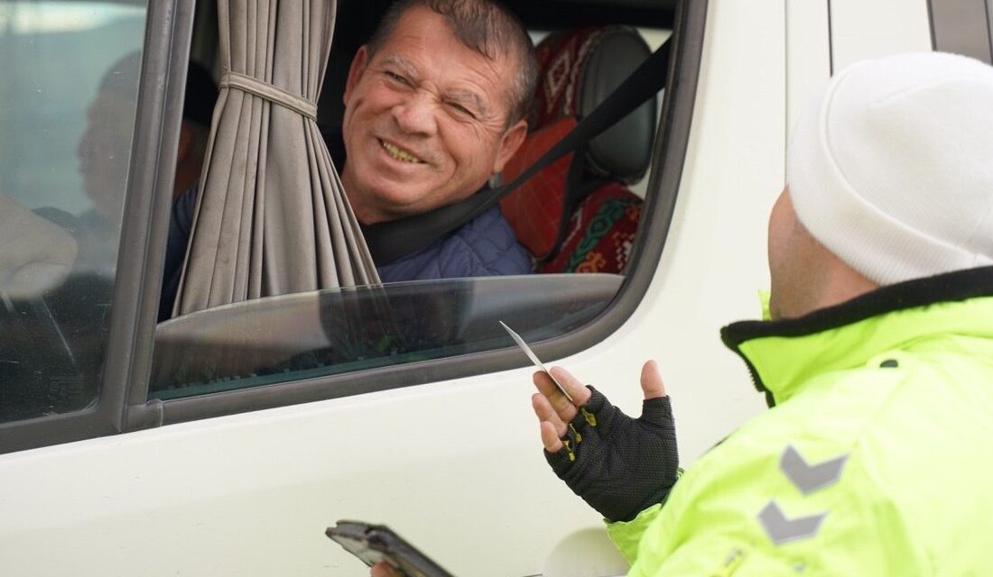 Trafik ekipleri, sürücülerin trafik güvenliğini sağlamak ve kazaların önüne geçmek