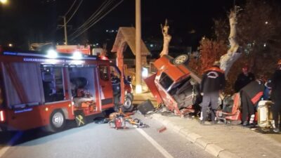 Kahramanmaraş’ta sürücüsünün kontrolünü kaybettiği otomobilin ağaca çarpması sonucu 2 kişi