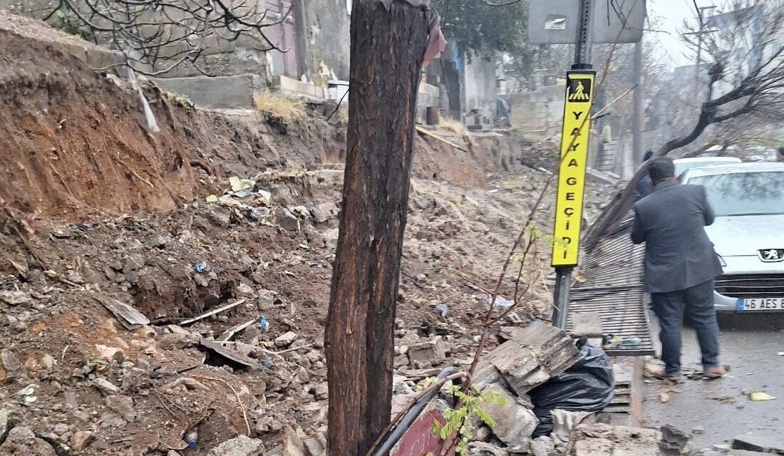 Kahramanmaraş’ta etkili olan sağanak yağış sonrası metrelerce uzunluğundaki ihata duvarı