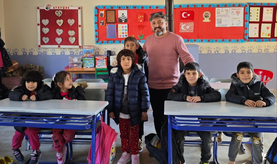 Kadirli Savrun Motosiklet Kulübü üyeleri, öğrencilere kıyafet desteğinde bulundu. Kulüp