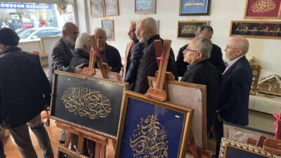 Emekli öğretmenin Hat sanatına ve Deniz kabuklarına olan ilgisi sanata