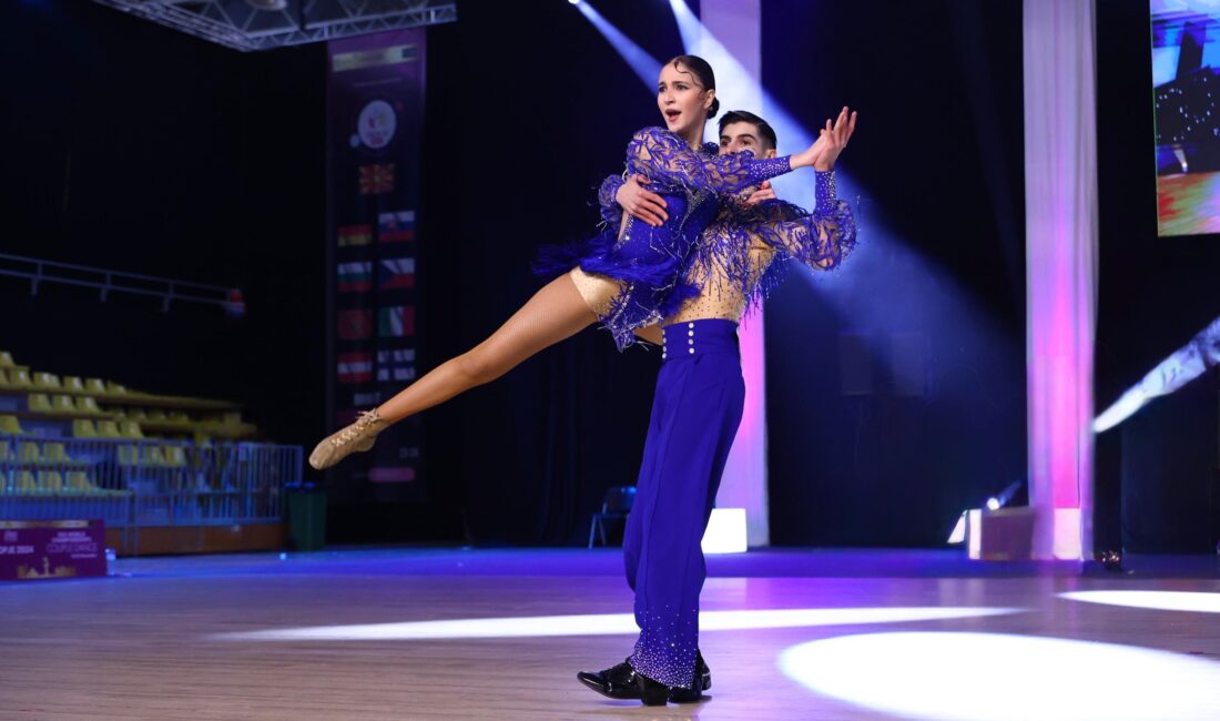 Yiğithan HÜYÜK/BURSA, – BURSA’da, annelerinin yönlendirmesiyle salsa dansını öğrenmek için