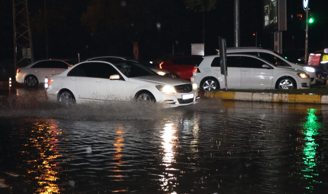 Antalya’da sağanak; yollar su altında kaldı Tunahan KIR/ANTALYA, -ANTALYA’da akşam saatlerinde etkili olan sağanak, kent genelinde