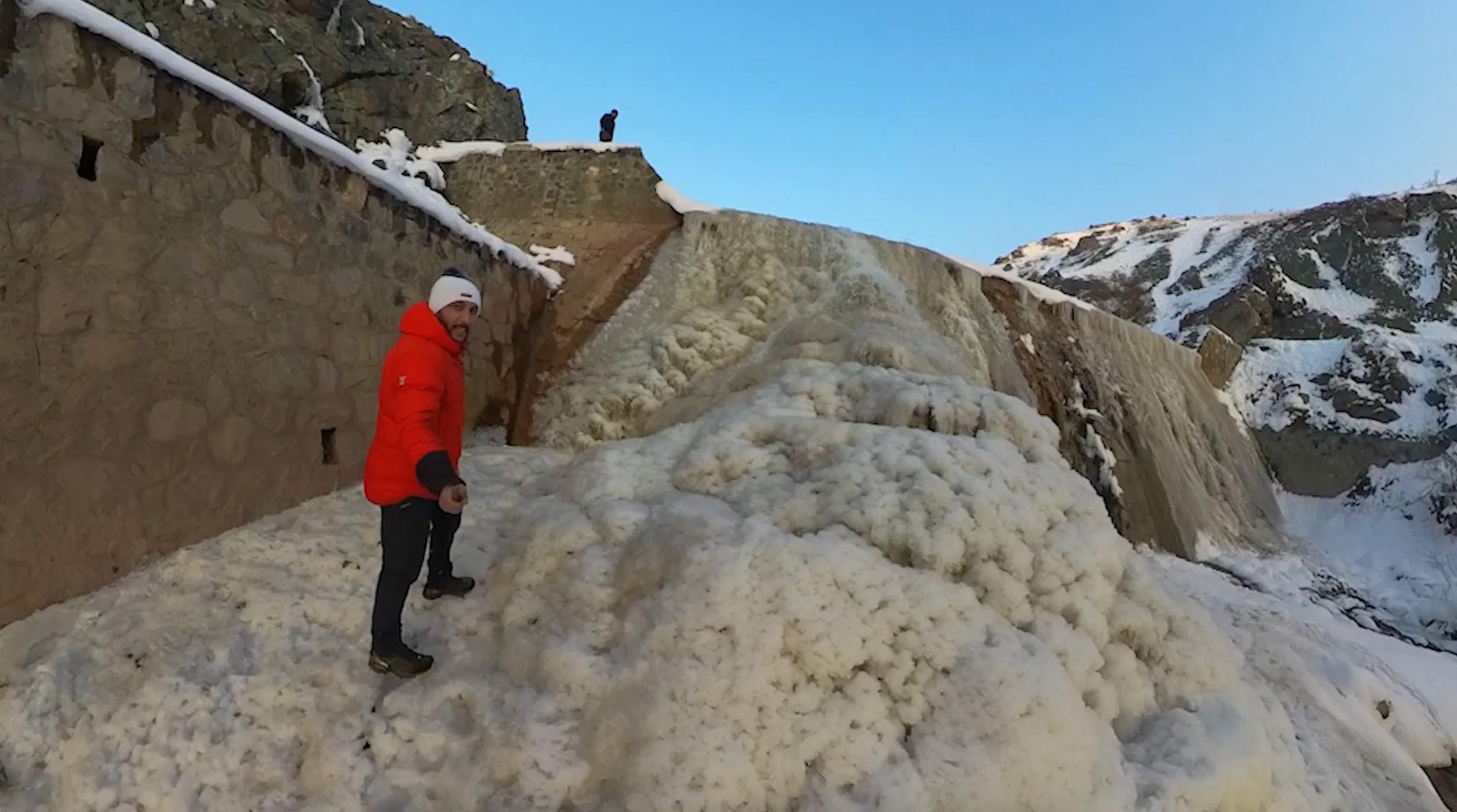 Erzincan'da buz tutan dere, Pamukkale travertenlerine benzedi