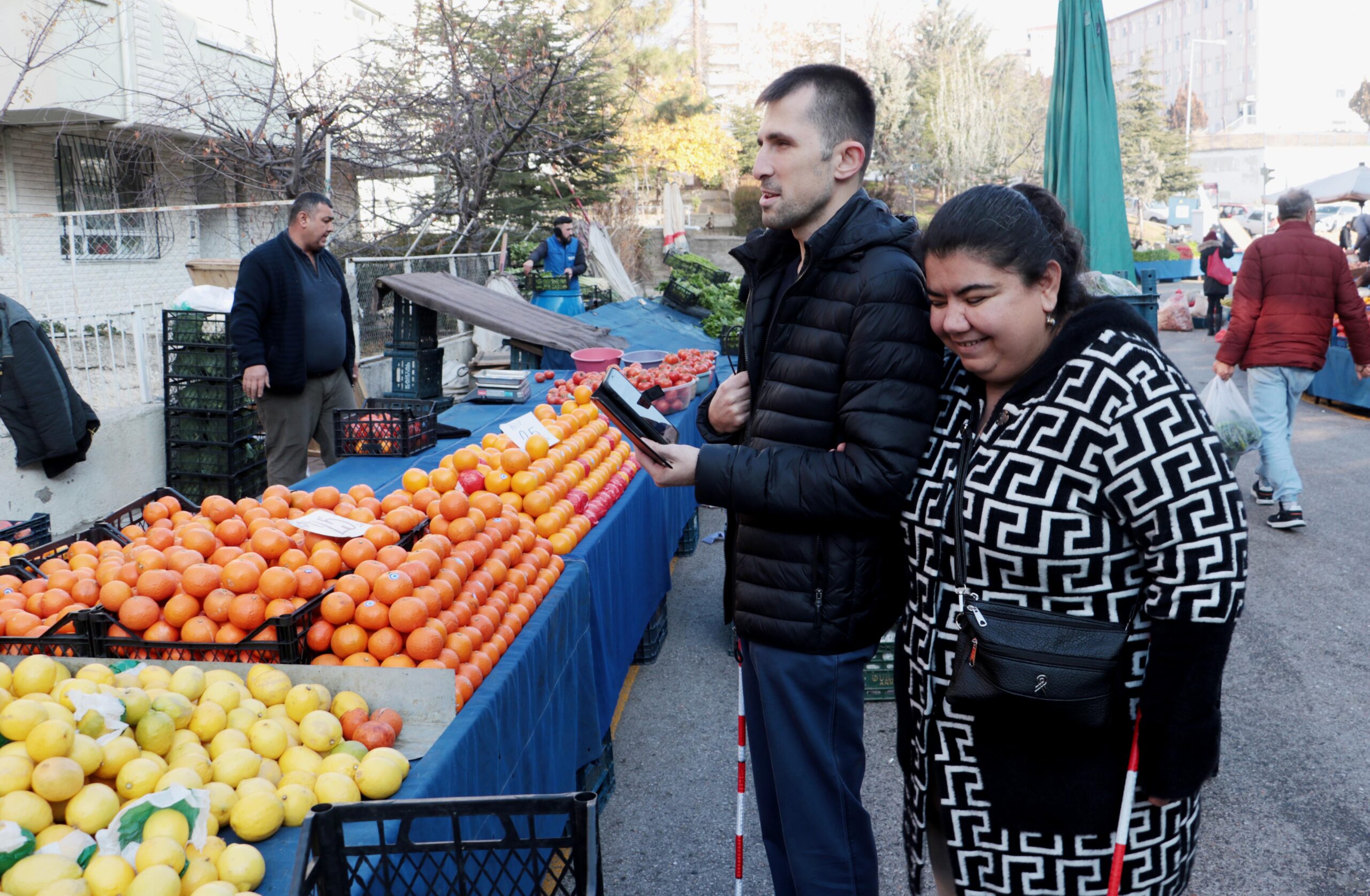 Görme engelli öğretmen çiftin gözü yapay zeka oldu