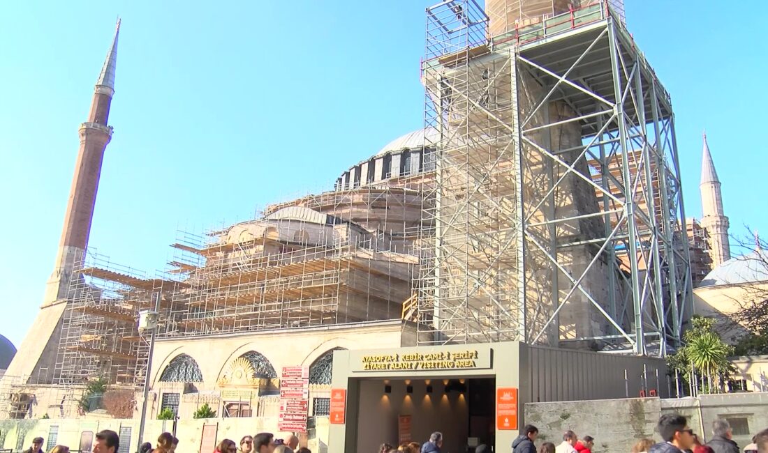 İstanbul – Ayasofya-i Kebir Cami-i Şerifi’nde ikinci restorasyon: Dev iskele kuruldu, 2’nci Bayezid Minaresi’nin bir bölümü söküldü Gülseren KARAPINAR- Ulaşcan Özer / İSTANBUL, – AYASOFYA-i Kebir Camii