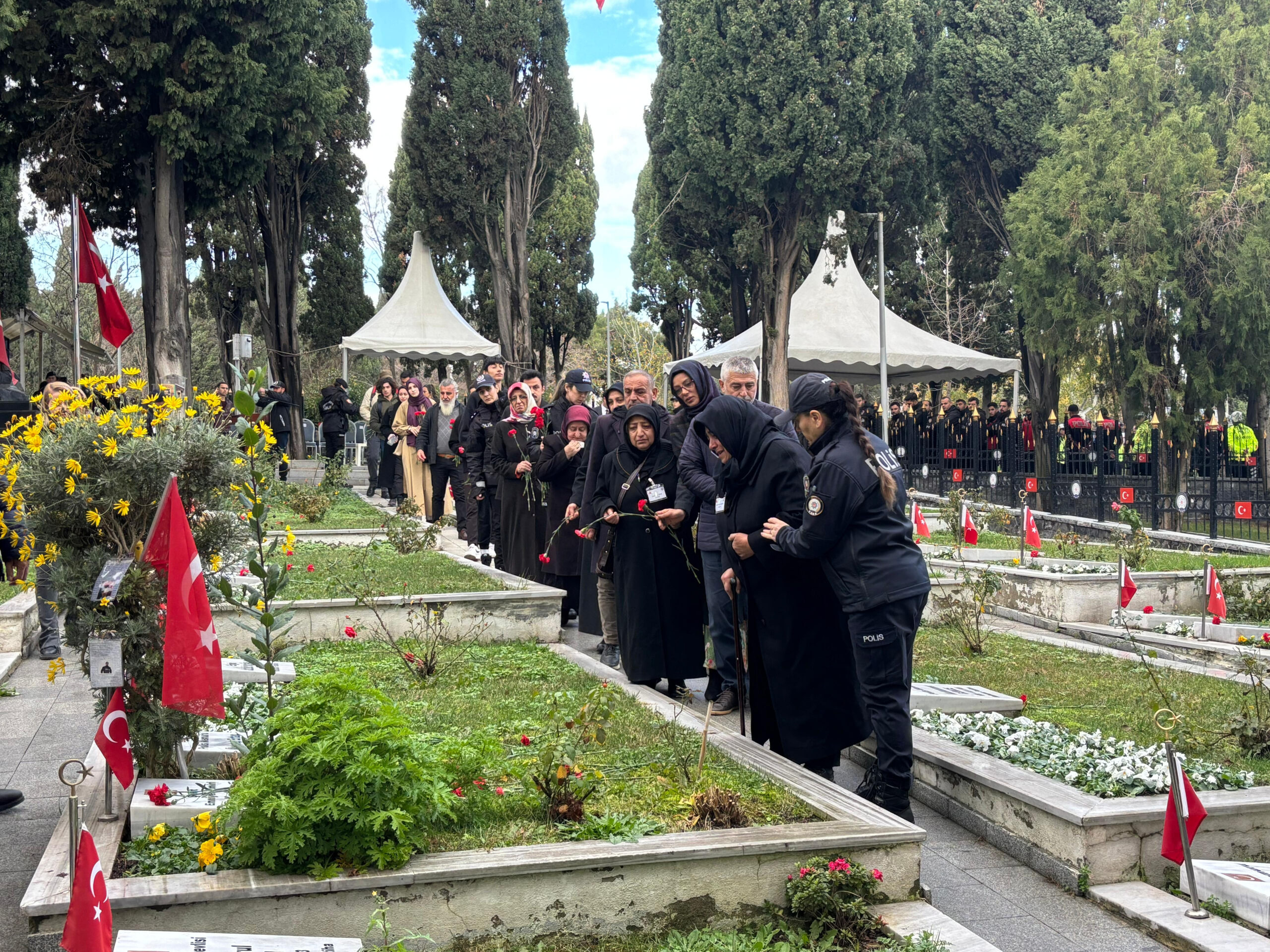 İstanbul Beşiktaş'taki terör saldırısında şehit olanlar anıldı