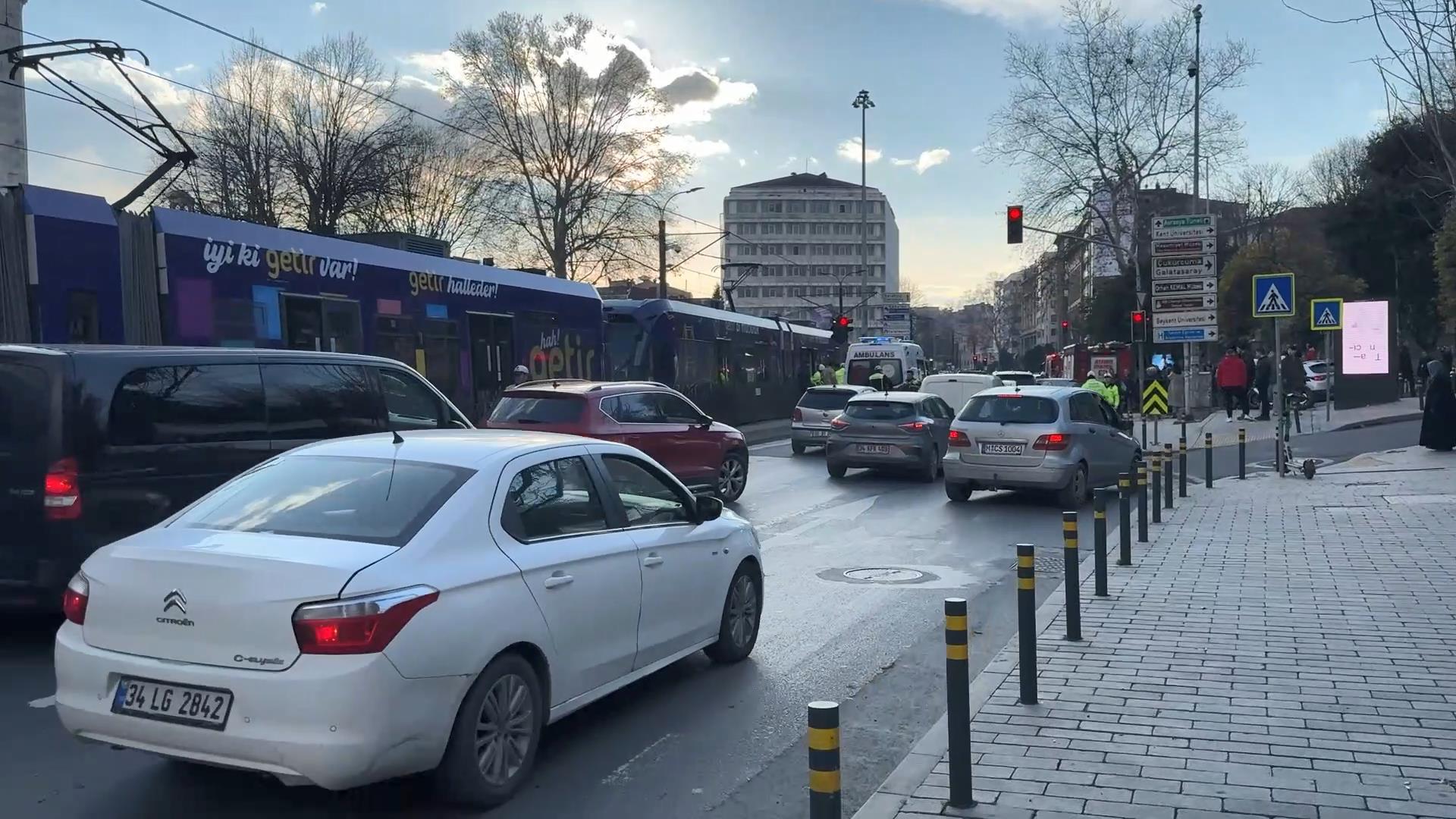 İstanbul Beyoğlu'nda tramvayın altında kaldı 2 / Ek fotoğraflarla