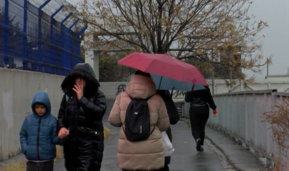 Baran AKKAYA/İSTANBUL, -İSTANBUL’da akşam saatlerinde etkisini arttıran yağmur, trafiği olumsuz