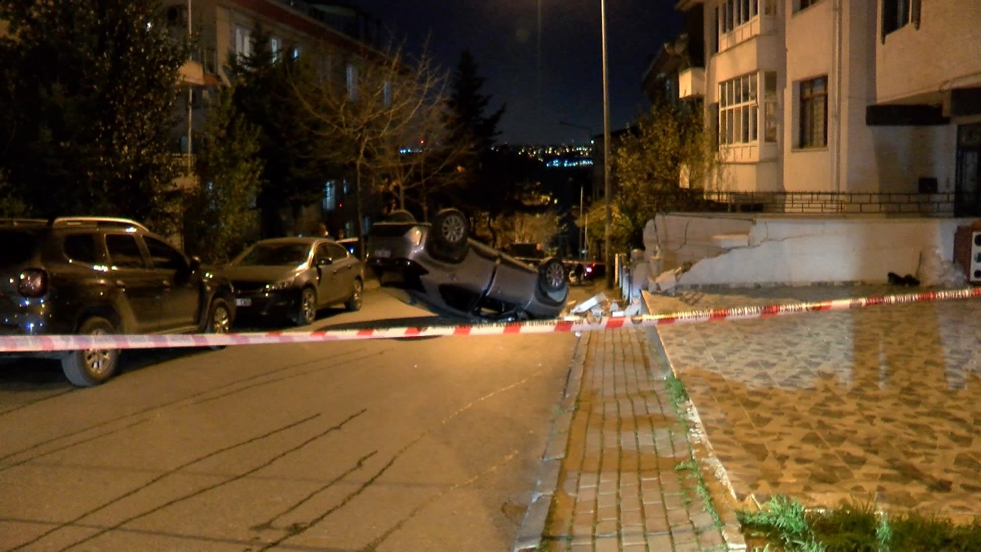 İstanbul Küçükçekmece’de binaya çarpan otomobil doğal gaz kutusunu kırdı