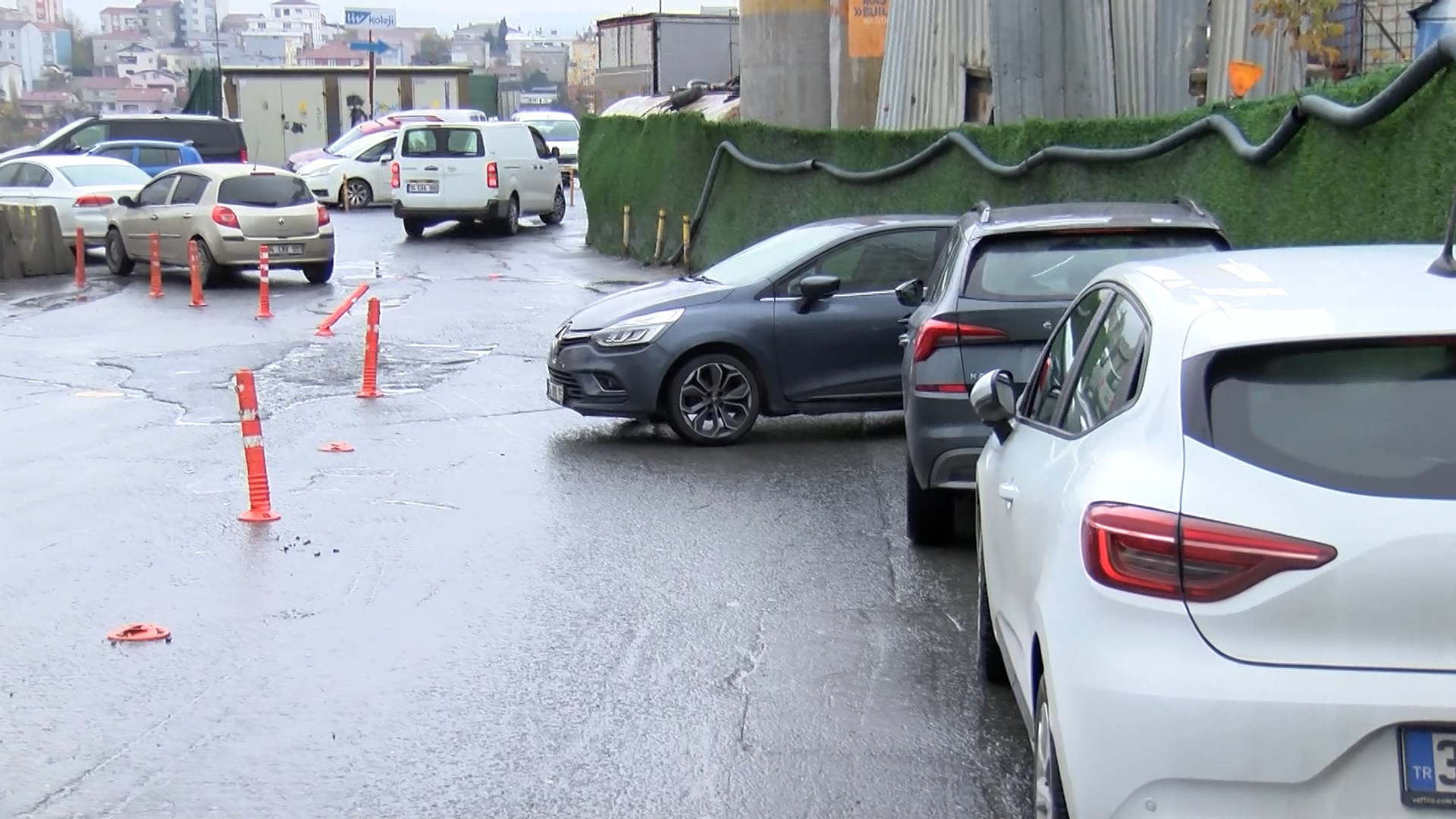 İstanbul Küçükçekmece'de hatalı park eden araç trafiği kilitledi