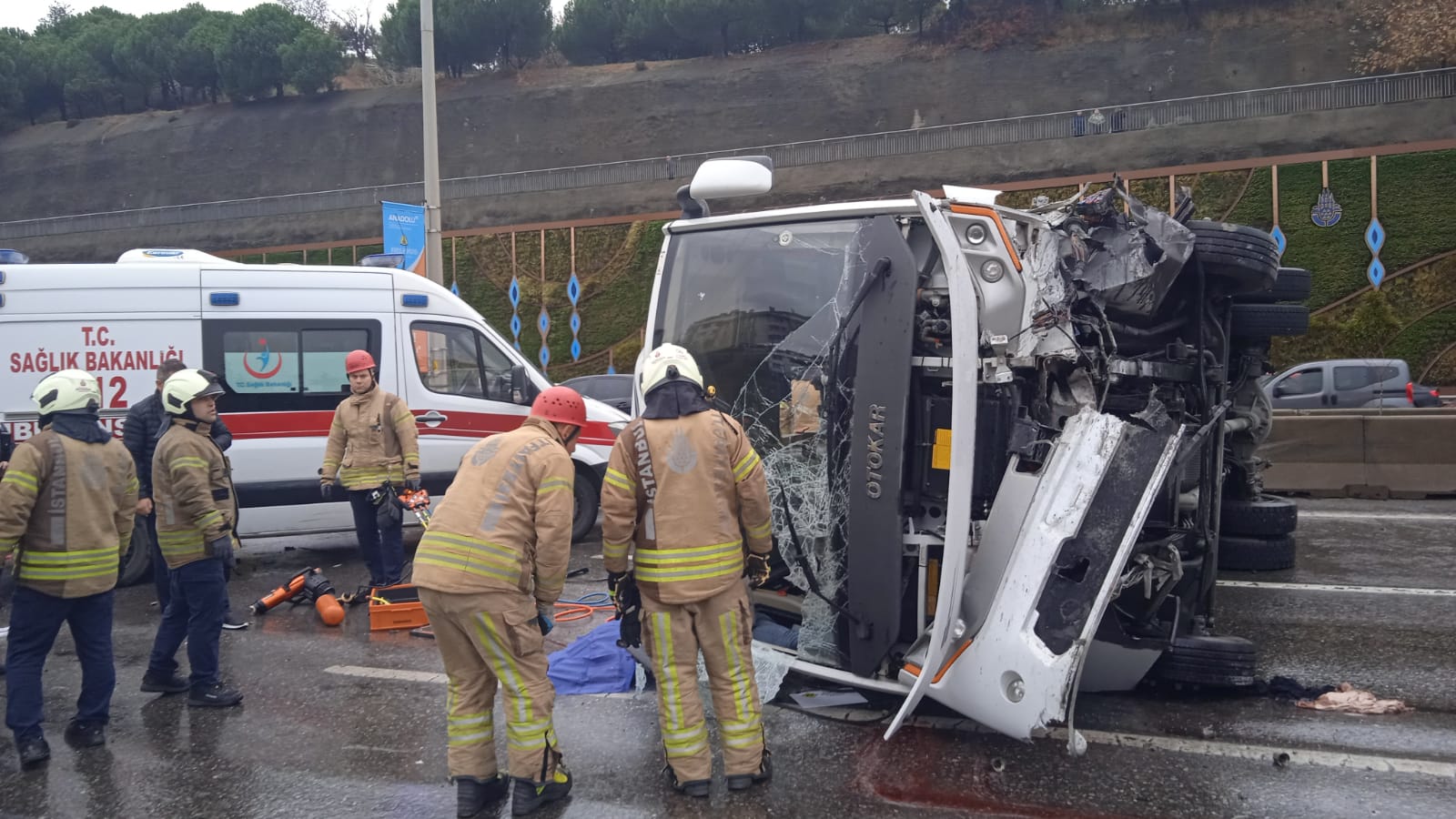 İstanbul Maltepe'de servis minibüsü devrildi: 1 ölü 1