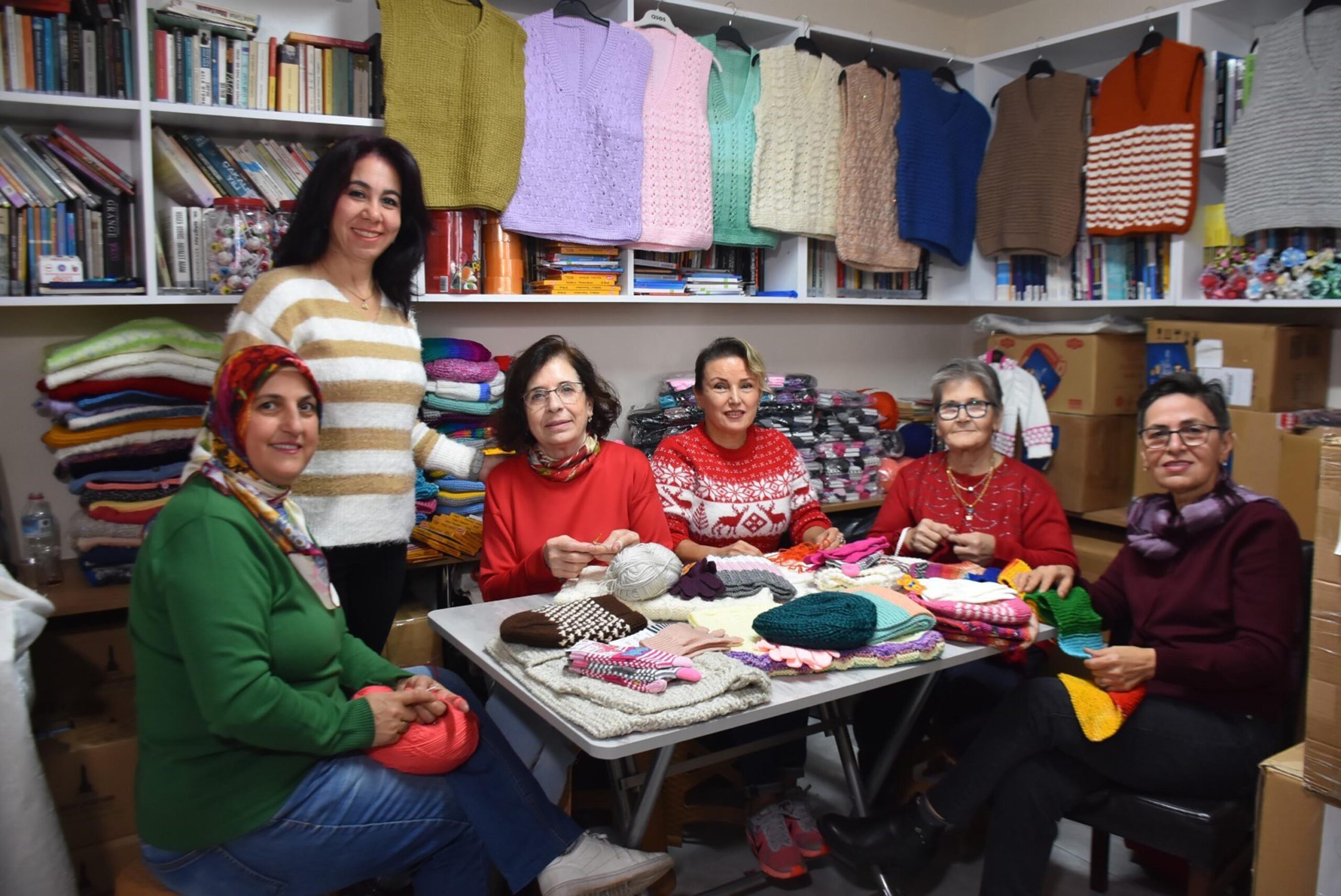 'İzmirli Teyzeler'den minik kalplere yeni yıl sürprizi