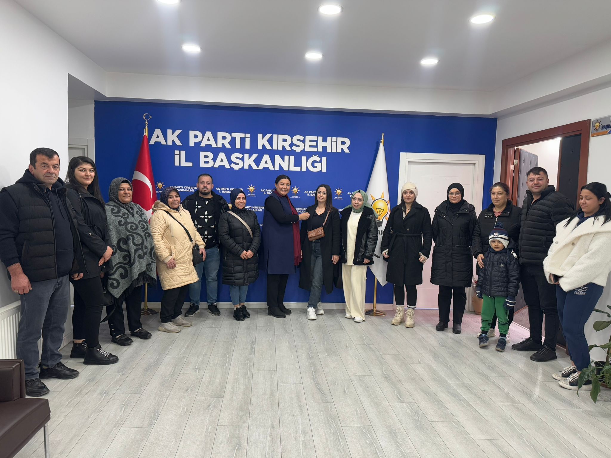 Kırşehir'de, CHP'den istifa eden 12 kişi AK Parti'ye geçti