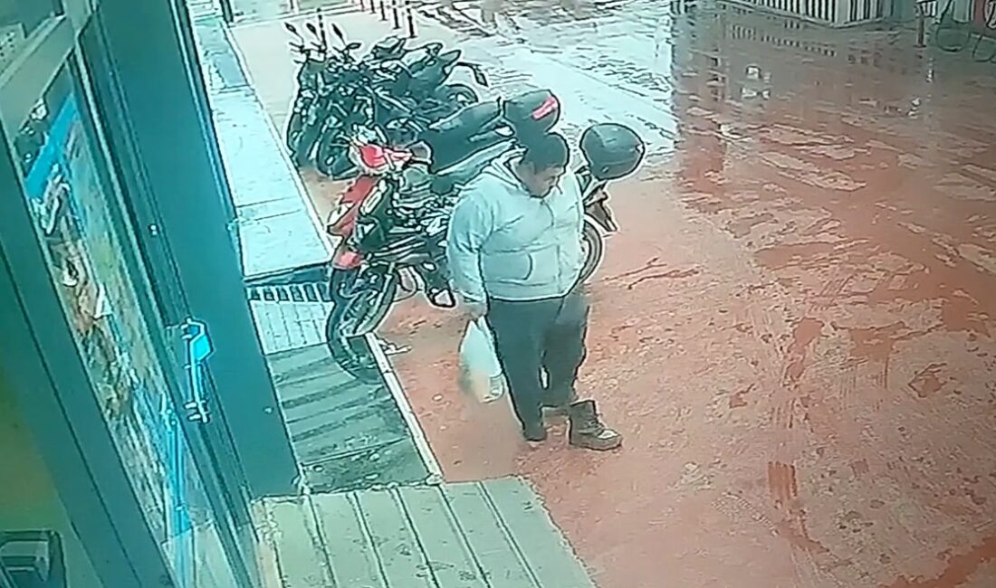 Alican GÜMÜŞ/HATAY, – HATAY’da bir kişi, market çamur olmasın diye