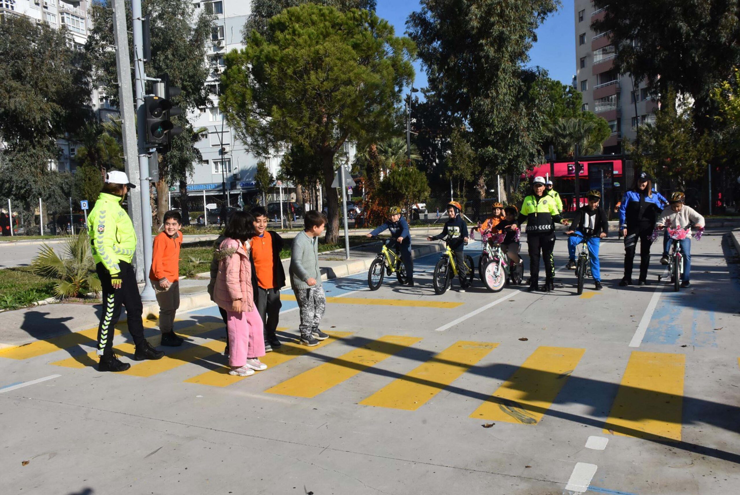 Şehit polis eşi adına kurduğu dernekle öğrencilere trafik eğitimi veriyor