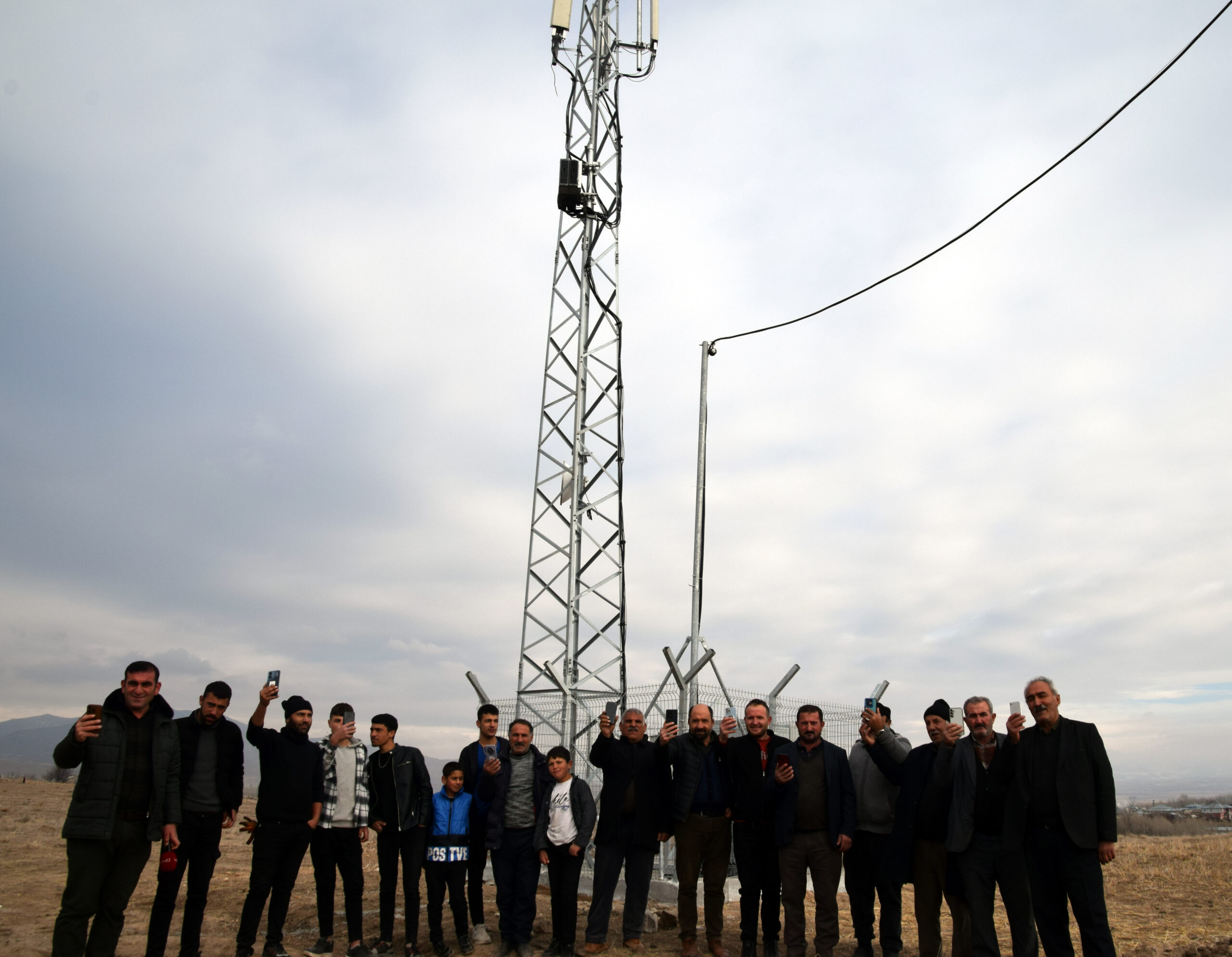 Telefonla konuşmak için tepeye tırmanmaktan kurtuldular Telefonla konuşmak için tepeye tırmanmaktan kurtuldular