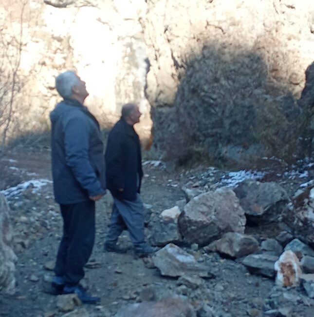 Yaşar KAPLAN/YÜKSEKOVA (Hakkari), – HAKKARİ’de yamaçtan kopan dev kaya parçaları