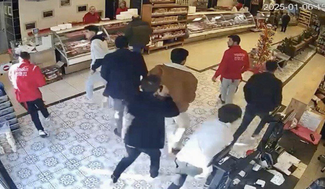 Kahramanmaraş’ta güvenlik kamerasına yansıtan silahlı kavgada 4 kişi yaralandı. 