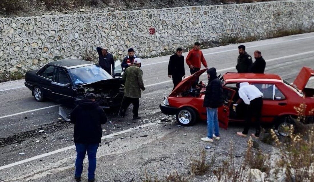 Kahramanmaraş’ın Andırın ilçesinde iki otomobil çarpışması sonucu trafik kazası yaşandı.