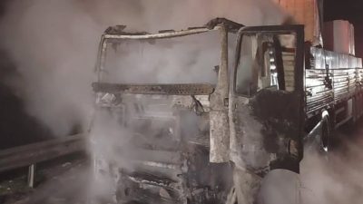 Kahramanmaraş’ın Pazarcık ilçesinde seyir halinde iken yanan tır kullanılamaz hale