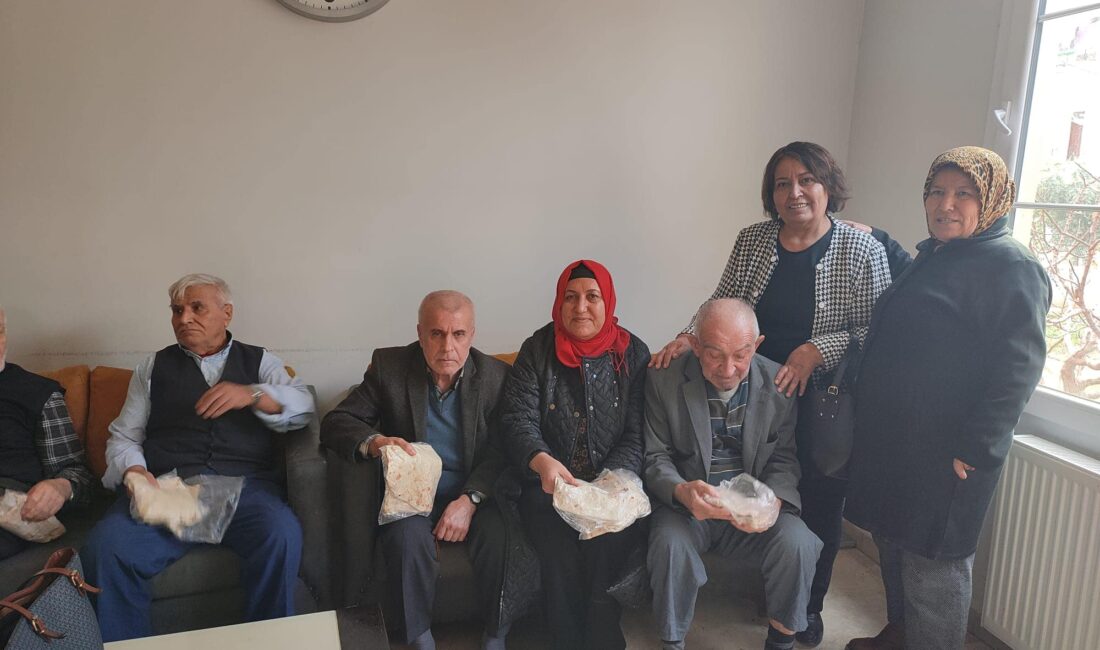 Osmaniye Girişimci Kadınlar Derneği, hazırladıkları yufka ekmeklerini Özden Huzur Evi