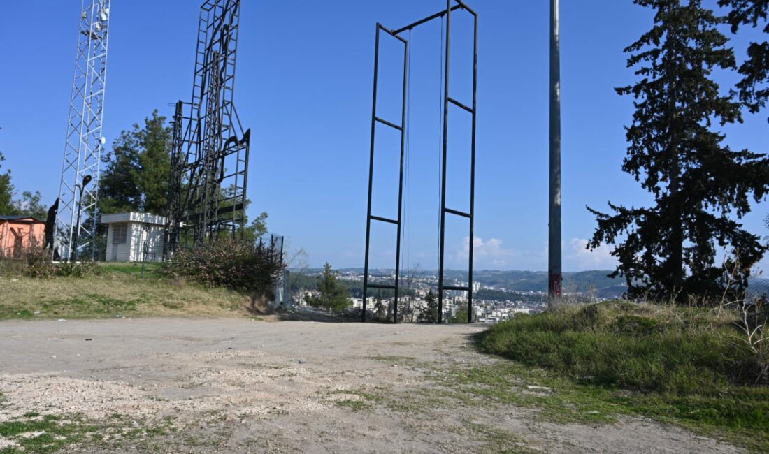 Kadirli Belediyesi’ne ait olan tesislerdeki salıncak, kimliği belirsiz kişi ya