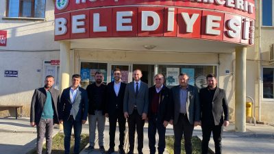 Çağlayancerit Belediye Başkanı Yemliha Göktaş, Nurhak Belediye Başkanı İlhami Bozan’ı