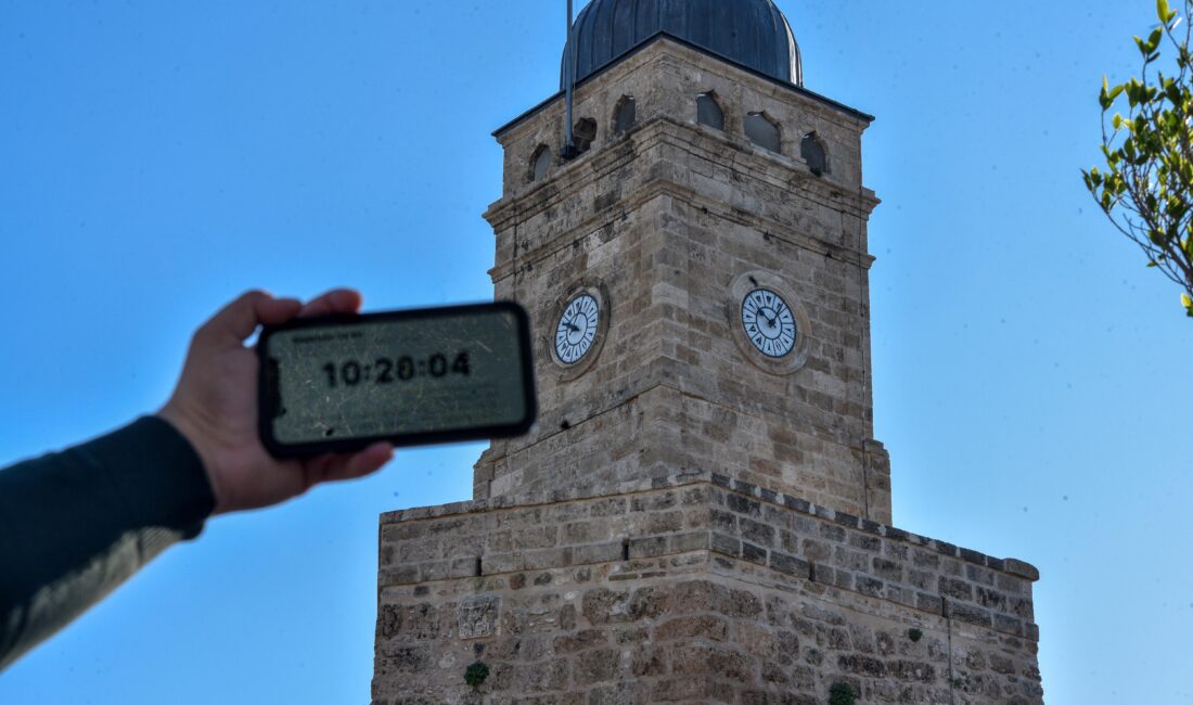 Alparslan ÇINAR/ANTALYA, – ANTALYA’nın tarihi simgelerinden Saat Kulesi’nin yıllar önce
