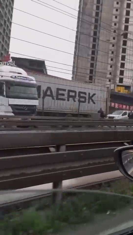 İstanbul Esenyurt'ta TIR bariyerlere çarptı; trafik durdu 1