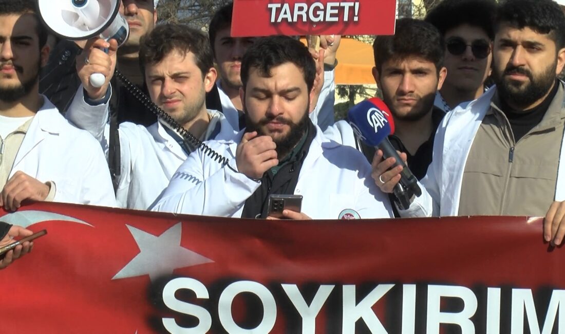 Baran AKKAYA/İSTANBUL, – FATİH’te ‘Hekimlerden Sessiz Yürüyüş İnisiyatifi’ üyesi sağlık