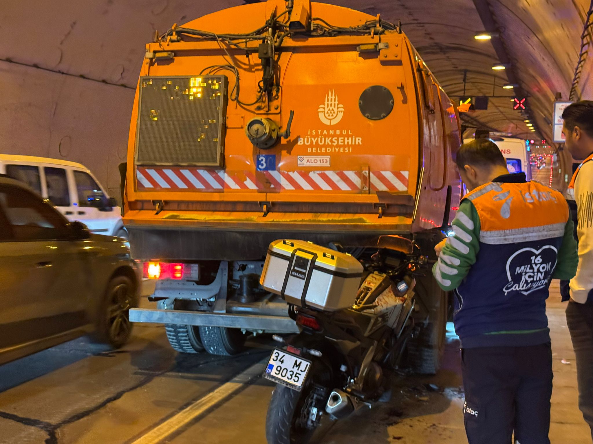 İstanbul Şişli Bomonti Tüneli’nde motosiklet temizlik aracına çarptı