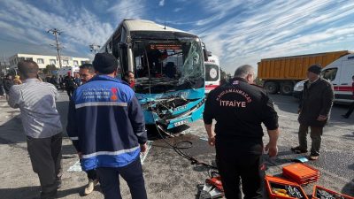 Kahramanmaraş’ta kum yüklü kamyon ile halk otobüsünün çarpışması sonucu 6
