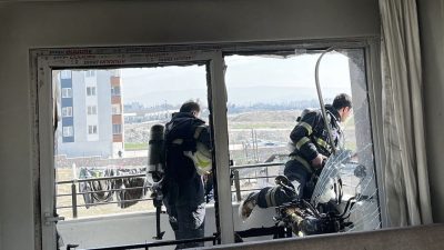 Kahramanmaraş’ta itfaiye ekipleri apartman yangınında mahsur kalan 7 kişiyi kurtardı.