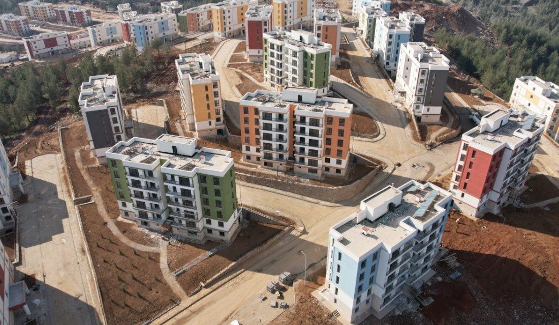 Kahramanmaraş’ın Türkoğlu ilçesinde  yapımı tamamlanan kalıcı konutlar, depremzedelere teslim