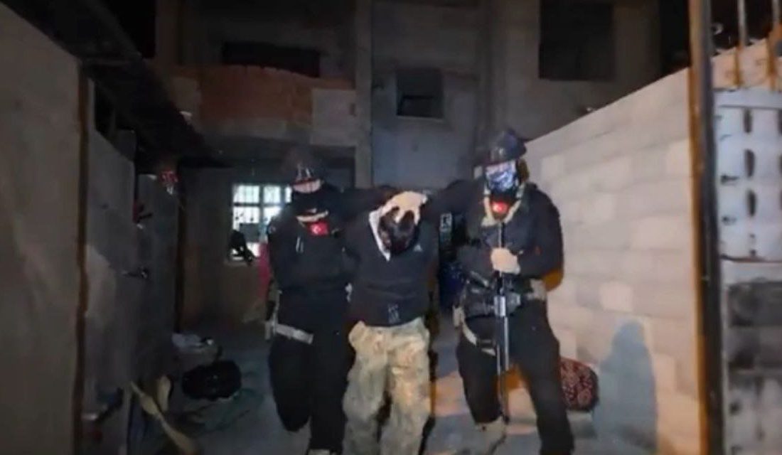 Kahramanmaraş’ta nitelikli dolandırıcılık suçundan aranıyordu polisin dikkatinden kaçamadı.
