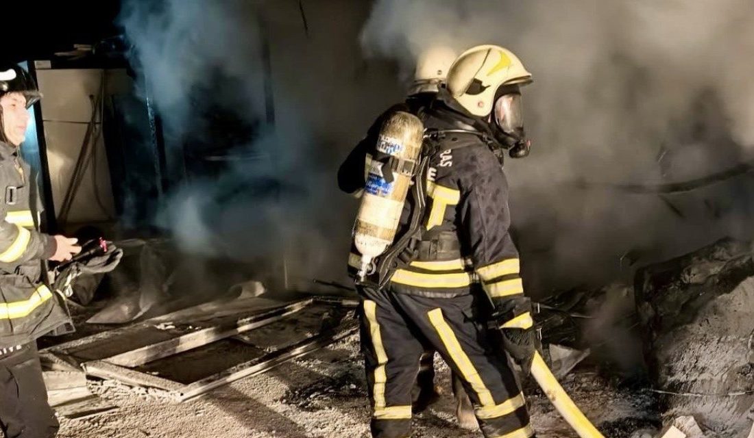 Kahramanmaraş’ta konteynırda çıkan yangın paniğe neden oldu. 

