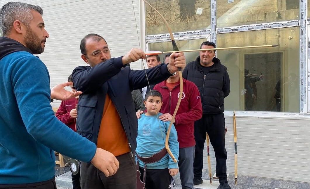 Kadirli ilçe Kaymakamı Erdinç DOLU Kadirli Ötüken Okçuluk Kulübünün eğitim