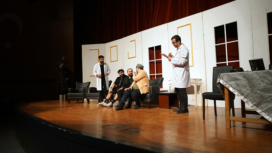 Büyükşehir Belediyesinin düzenlediği “Deliriyorum Ben Haberin Olsun” adlı komedi oyunu