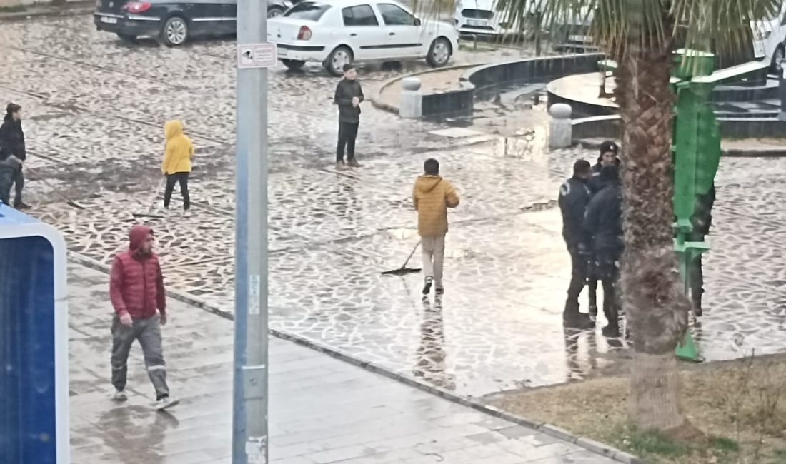 Çocuklar yağmur suyu dolan alanı temizleyip top oynadılar Salih KESKİN/KIZILTEPE (Mardin), – MARDİN’in Kızıltepe ilçesinde, çocukların yağmur suyuyla
