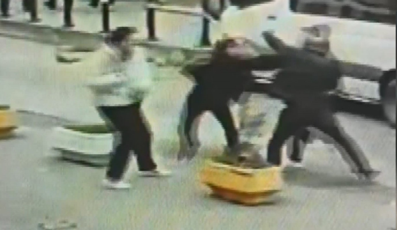 İstanbul Büyükçekmece'de minibüs şoförlerinin beyzbol sopalı kavgası kamerada: 1 ölü